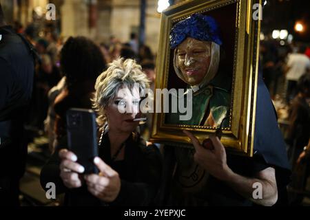 Ein Teilnehmer der New Yorker Halloween-Parade trägt Vincent van Goghs Selbstporträt mit bandagiertem Ohr und Pfeife. Die 51. Annual Village Halloween Parade fand in New Yorks West Village statt und marschierte die Sixth Avenue in Manhattan hinunter. Das diesjährige Thema „Meow“ lud die Teilnehmer ein, sich mit Katzenkostümen auseinanderzusetzen und eine große Auswahl an Katzenkostümen zu präsentieren. Livemusik und Aufführungen tragen zur festlichen Atmosphäre bei. In diesem Jahr nahm die Parade nur wenige Tage vor den Präsidentschaftswahlen einen politischen Ton an, und Kostüme karikierten den republikanischen Kandidaten Donald Trump. Stockfoto