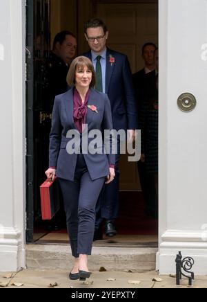 Rachel Reeves Parlamentsabgeordnete (Chancellor of the Exchequer) und ihr Treasury-Team in der Downing Street vor ihrem ersten Haushalt am 30. Oktober 2024 Stockfoto