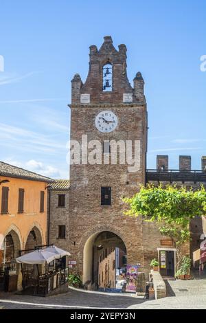 Der Glockenturm im mittelalterlichen Schloss Gradara, Marken, Italien, Europa Stockfoto