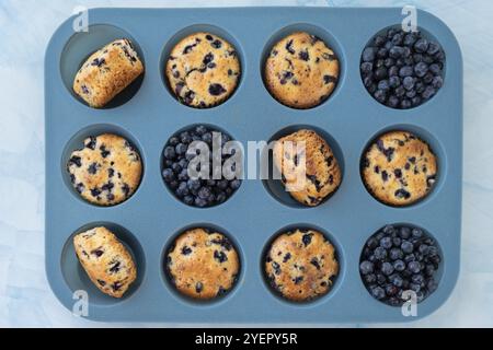 Beerenkuchen in Silikon-Muffindose. Gesunde vegane Cupcakes mit Bio-Beeren. Frisch gebackene Heidelbeermuffins. Leckerer süßer Cupcake. Hausgemachtes Gebäck Stockfoto