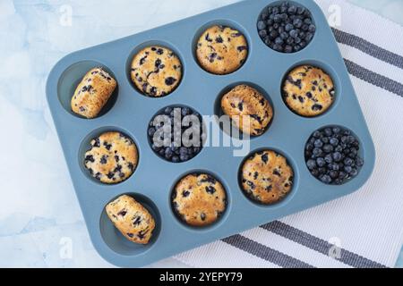 Beerenkuchen in Silikon-Muffindose. Gesunde vegane Cupcakes mit Bio-Beeren. Frisch gebackene Heidelbeermuffins. Leckerer süßer Cupcake. Hausgemachtes Gebäck Stockfoto