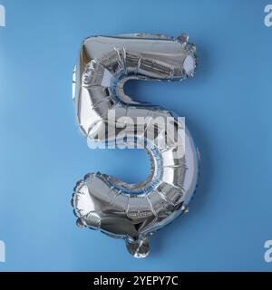 Fünf metallische Ballon isoliert auf blauem Hintergrund. Grußkarte Silberfolie Ballonnummer Happy Birthday Holiday Konzept. Kopierbereich für Text. Cel Stockfoto