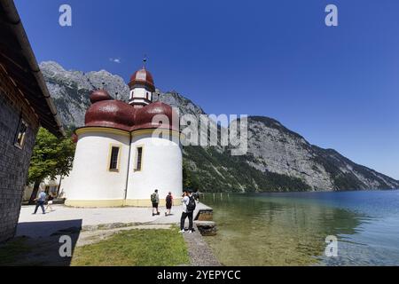 Wallfahrtskirche St. Bartholomae am Königssee mit Touristen, Nationalpark Berchtesgaden, Berchtesgadener Land, Oberbayern, Bayern, Deutschland, Eur Stockfoto