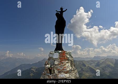 Figur der Jungfrau Maria mit Kind gegen das Licht auf dem Gipfel des Mont Noble, Nax, Gemeinde Mont-Noble, Val d'Herens, Wallis, Schweiz Stockfoto