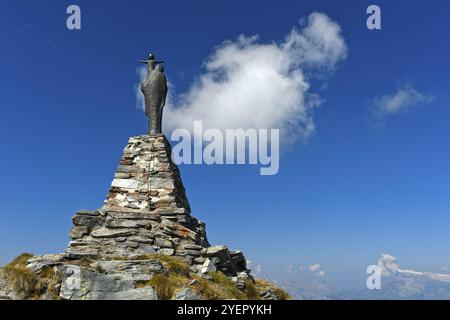 Figur der Jungfrau Maria mit Kind auf dem Gipfel des Mont Noble, Nax, Gemeinde Mont-Noble, Val d'Herens, Wallis, Schweiz, Europa Stockfoto