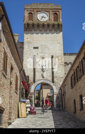 Straße und Glockenturm im mittelalterlichen Schloss Gradara, Marken, Italien, Europa Stockfoto