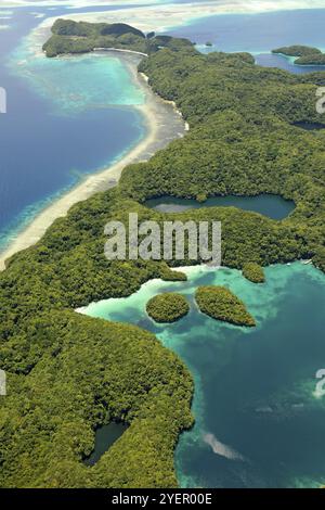 Aus der Vogelperspektive eines Teils der Insel Eil Malk im Inselparadies Palau im westlichen Pazifik, im Zentrum des Bildes Lake Ongeim'l Tketau Jelly Stockfoto