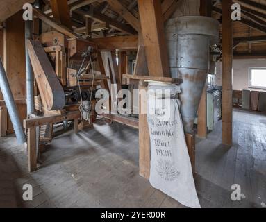 Historischer Plansichter in einer ehemaligen Maismühle, alter Mehlsack von 1936 rechts, Bayern, Deutschland, Europa Stockfoto