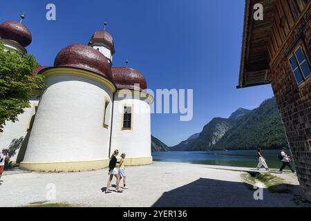 Wallfahrtskirche St. Bartholomae am Königssee mit Touristen, Nationalpark Berchtesgaden, Berchtesgadener Land, Oberbayern, Bayern, Deutschland, Eur Stockfoto