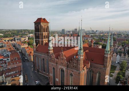 St. Marienkirche wunderschöne Panoramaarchitektur der Altstadt in Danzig, Polen bei Sonnenaufgang. Drohnen-pov mit luftaufnahme. Landschaftsstadt Stadt ab ab Stockfoto