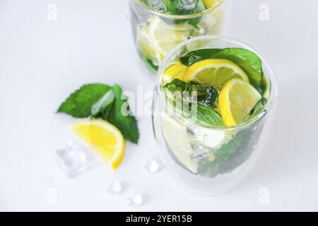 Erfrischender Mojito-Cocktail, Alkoholgetränk. Limonade mit Zitronen- und Minzblättern auf hellem Hintergrund. Eiswürfel. Erfrischende Detox-Getränke im Sommer. Sauber e Stockfoto