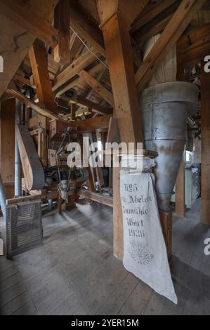 Historischer Plansichter in einer ehemaligen Maismühle, alter Mehlsack von 1936 rechts, Bayern, Deutschland, Europa Stockfoto