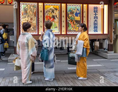 Drei Damen in Kimonos vor dem Kabukiza-Theater für traditionelle Kabuki-Theaterstücke in Tokio, Japan am 10. Oktober 2024 Stockfoto