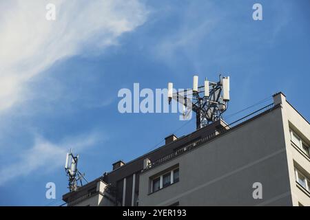 5G-Funksender für Wohngebäude auf dem Dach des Zellenturms. Mobiltelefon-Kommunikationsantenne Neues GSM sendet 6g-Signal gesundheitsgefährdend. Rad Stockfoto