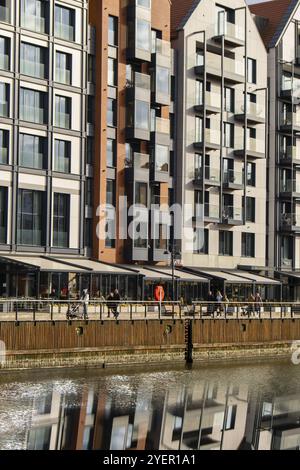 Moderne Gebäude über dem Fluss Motlawa in der Altstadt. Abstrakte Struktur. Kreativer Fototourismus auf dem Motlawa River. Neue Appartementarchitektur auf G Stockfoto