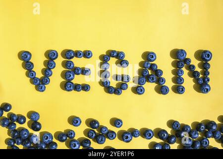 Inschrift VEGAN aus frischen Heidelbeeren. Heidelbeere Antioxidans Bio Superfood Konzept für eine gesunde Ernährung und Ernährung. Erntekonzept Vega Stockfoto