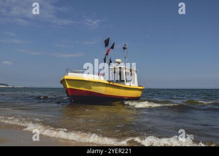 Fischerboot am Strand in Sopot, Polen. Herrliche Langzeitbelichtung ruhige Ostsee. Hintergrundbild defokussierte Wellen. Fishermans Sea Bay Urlaub und holi Stockfoto