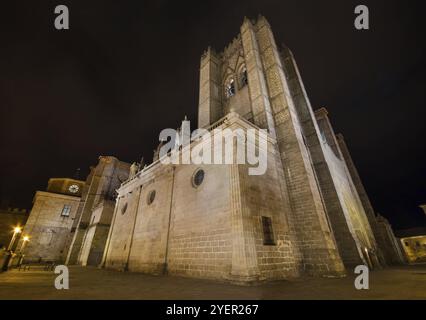 Nachtszene der berühmten Kathedrale von Avila, Castilla y Leon, Spanien, Europa Stockfoto