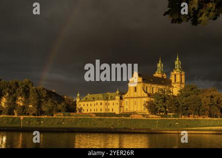 Starker Regen und Regenbogen über der Weichsel in Krakau Polen. Atemberaubende Aussicht auf die Regenzeit und den Regenbogen der Stadt. Himmel, Panoramablick Stockfoto