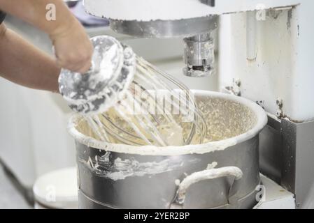 Kneten von Teig in der Backteigmischer-Maschine Stockfoto