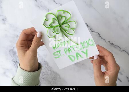 DIY St. Patricks Day Grußkarte aus Quilling und Papierkleeblätter auf weißem Hintergrund. Geschenkidee, Dekor Frühling, Happy Patrick Day. Schritt für Schritt. T Stockfoto