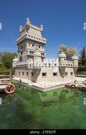 Europa Park in Torrejon de Ardoz, Madrid, Spanien. Es ist ein urbaner Park, in dem mit seinen hochgelegenen Denkmälern die berühmtesten europäischen Wahrzeichen repräsentiert werden Stockfoto