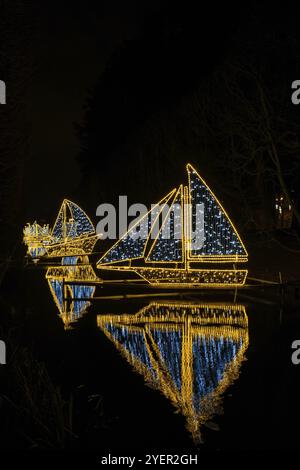 Kleine Schiffe und Boote Weihnachtsdekoration im Oliva Park Danzig Polen. Schöne Weihnachtsfeier am Abend. Adventswinterzeit in Europa bac Stockfoto