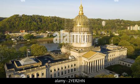 Leere Einrüstung umgibt das gesamte goldene Kuppel bei Sonnenaufgang am Charleston West Virgina Landeshauptstadt Stockfoto