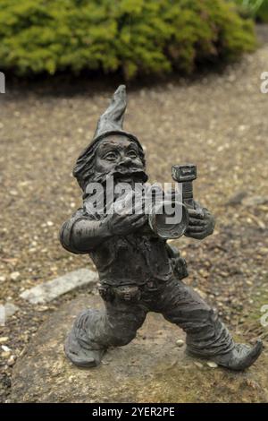 Zwerg mit Kamera, Fotograf. Kleine bronzene Figuren von Gnomen auf den Straßen von Breslau. Europa Miniatur Bronze Figur eines Zwergs. Symbol des Wrocla Stockfoto