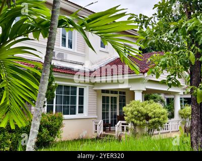 Detaillierte Sicht auf Fenster, Türen und Balkone von Stadtgebäuden Stockfoto