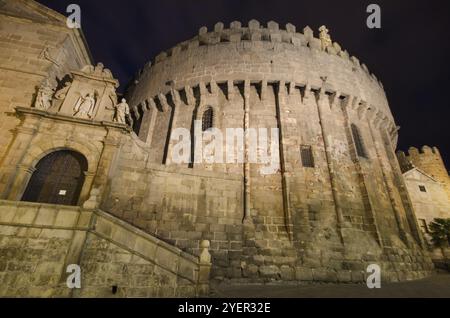 Nachtszene der berühmten Kathedrale von Avila, Castilla y Leon, Spanien, Europa Stockfoto