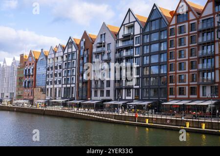 Danzig, Polen Mai 2022, moderne Gebäude über dem Motlawa-Fluss in der Altstadt. Tourismus auf dem Motlawa River. Neue Wohnarchitektur auf der Kornkammer Isl Stockfoto