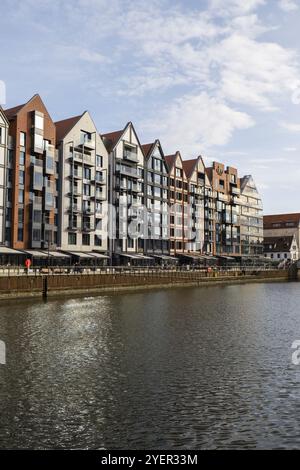 Moderne Gebäude über dem Fluss Motlawa in der Altstadt. Abstrakte Struktur. Kreativer Fototourismus auf dem Motlawa River. Neue Appartementarchitektur auf G Stockfoto