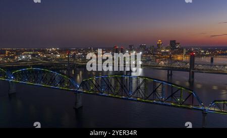 Mit mehreren Farben des Lichtes auf die Großen Vier Brücke vor Sonnenaufgang um lousville Kentucky Stockfoto