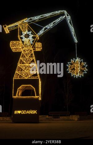 Danzig Polen, Dezember 2022 Baukran Symbol der Werft Feiertag beleuchtete Dekoration. Schöne Weihnachtsfeier am Abend. Adventswinter t Stockfoto