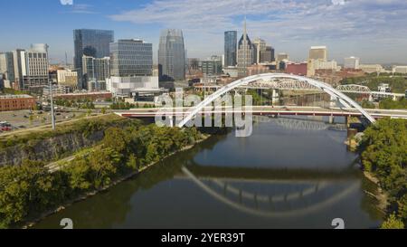 Die Korean Veterans Memorial Bridge spiegelt sich in den ruhigen Cumberland River am frühen Morgen in Nashville, TN Stockfoto