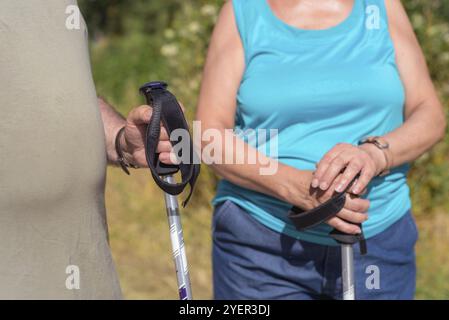 Senior Paar auf Wanderung Nähe zu sehen. Stockfoto