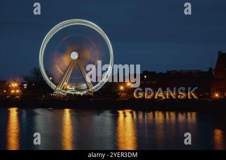 Danzig Polen Riesenrad in der Altstadt von Danzig bei Nacht Abenddämmerung Reflexion im Flusswasser Europa. Langzeitbelichtungsfoto. Malerische Aussicht auf die Stadt, Ill Stockfoto