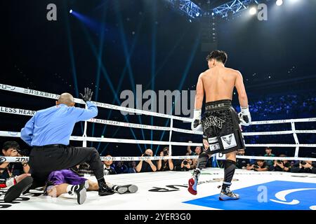 Tokio, Japan. Oktober 2024. Schiedsrichter Raul Caiz Jr. beendet den Kampf, nachdem der Japanische Shokichi Iwata am 13. Oktober 2024 in der dritten Runde den Spanier Jairo Noriega zum zweiten Mal in der freien WBO Leichtfluggewicht-Titelrunde in der Ariake Arena in Tokio niedergeschlagen hat. Quelle: Hiroaki Finito Yamaguchi/AFLO/Alamy Live News Stockfoto