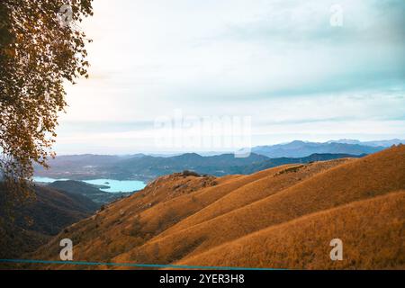 Bezaubernde Aussicht von der Spitze des Mottarone Berges mit warmen Farben und See Orta im Hintergrund. Stockfoto