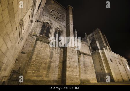 Nachtszene der berühmten Kathedrale von Avila, Castilla y Leon, Spanien, Europa Stockfoto