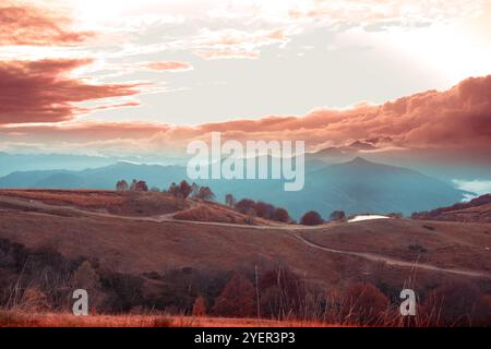 Bezaubernde Aussicht vom Mottarone Berg in der Abenddämmerung. Stockfoto