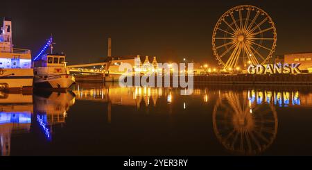 Danzig Polen März 2022 Riesenrad in der Altstadt von Danzig bei Nacht Reflexion Blau und Gelb der ukrainischen Flagge in Danzig Polen Europa. Stockfoto