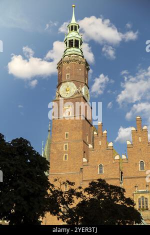 Breslau, Polen Mai 2023 Breslau zentraler Marktplatz mit alten Häusern. Historische Hauptstadt Schlesiens, Europa. Gebäude im Rathausstil. Alt t Stockfoto