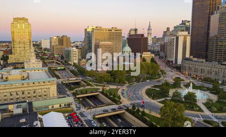 Weg Verkehr Kreise um den Brunnen bei Logan Square in der geschäftigen städtischen Kern von Philadelphia PA Stockfoto