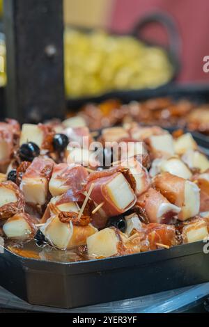 Oliven auf verschiedene Weise mariniert Stockfoto