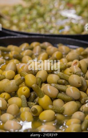 Oliven auf verschiedene Weise mariniert Stockfoto