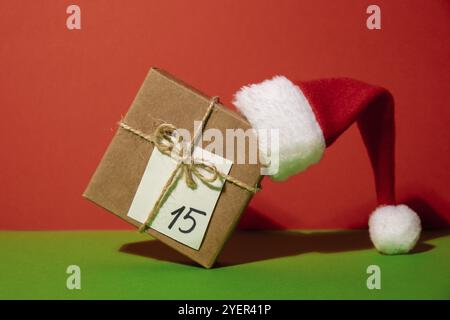 Original Adventskalender für Weihnachten hausgemachtes Geschenk Geschenk. Vorbereitung auf das Weihnachtskonzept. Winterurlaub mit der Familie. Umweltfreundliche Geschenke. o Stockfoto