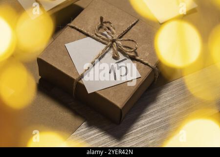 Originaler Adventskalender für Weihnachten hausgemacht. Vorbereitung auf das Weihnachtskonzept. Familienurlaub im Winter. Umweltfreundlich Geschenke. Öffnen Sie die Packung Stockfoto