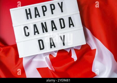 Die Nationalflagge von Kanada. Leuchtkasten mit Text HAPPY CANADA DAY Kanadische Flagge oder das Maple Leaf. Patriotismus. Konzept der internationalen Beziehungen. Unabhängig Stockfoto